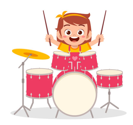演奏者可爱的小女孩在音乐会上打鼓乐器娱乐人物