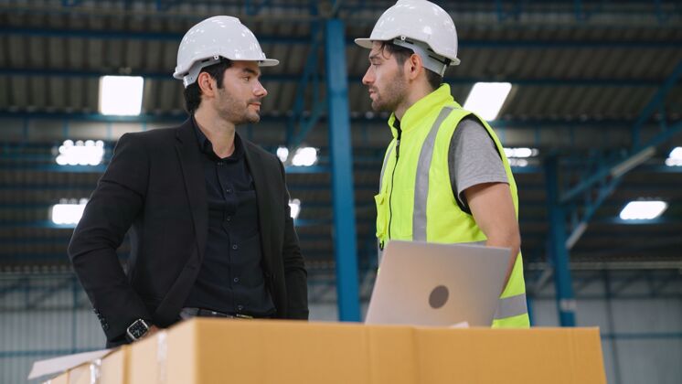工程两名工人在工厂里工作 讨论生产计划工业和工程概念工厂职业业务人员