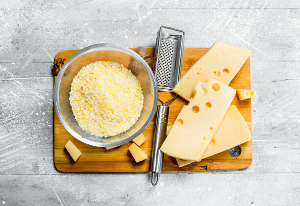 美食磨碎的奶酪放在碗里胡桃一张朴素的桌子产品有机堆