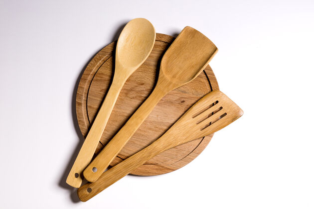 菜肴一个木制的砧板和抹刀在白色的背景上呈扇形展开年龄细节木材