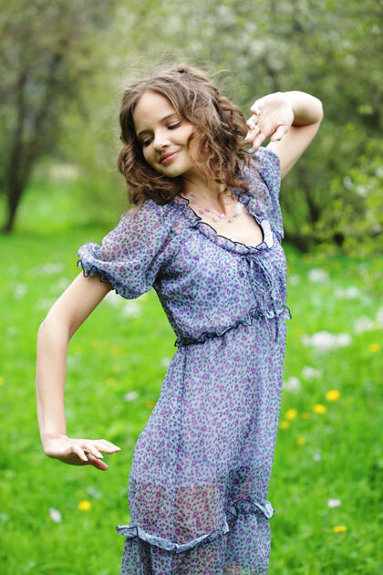 女性美丽的年轻女子穿着浪漫的衣服在花园里放松欢呼女人魅力