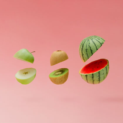 生的西瓜 苹果和猕猴桃切成粉红色最小壁厚水果概念潮流素食明亮