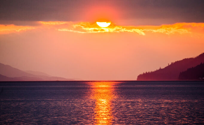 野生阿拉斯加峡湾上的日落天空风景日出