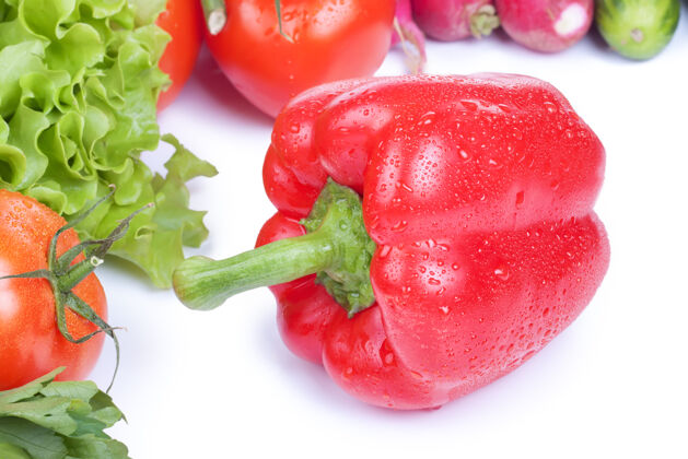 有机食品红辣椒和蔬菜隔离在白色烹饪草药黄瓜