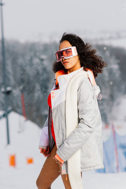 极限穿着泳装 戴着滑雪眼镜 脸上洋溢着喜悦表情的非裔美国滑雪者山假日混合
