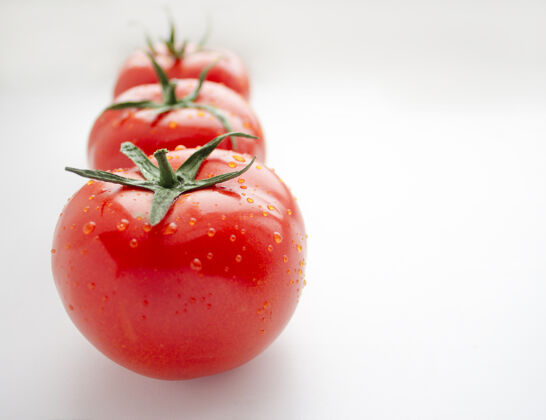 成熟三个红色的西红柿和水滴饮食特写健康