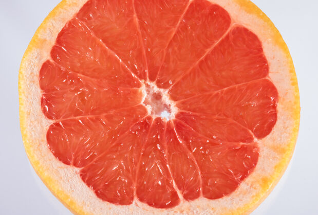 新鲜一块圆形的葡萄柚片 隔离在白色的背景.圆形一片新鲜水果健饮食