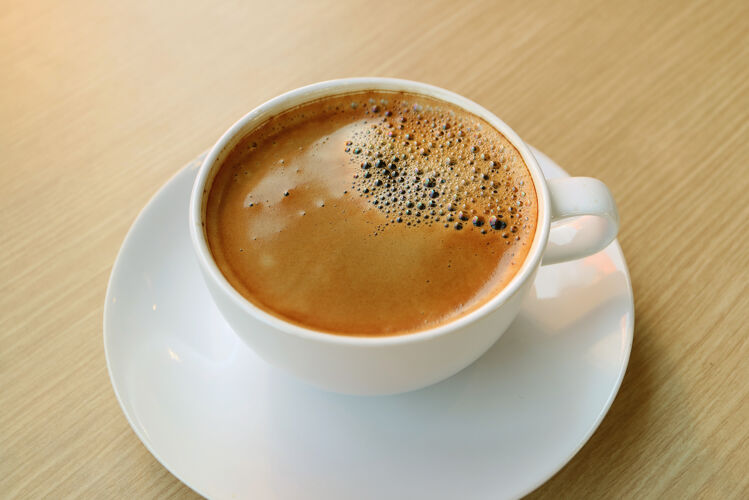 饮料一杯热咖啡 表面有泡沫 放在木桌上咖啡馆饮料液体的