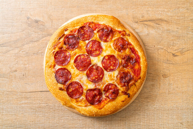 美味木香辣香肠披萨意大利托盘美食风格意大利桌子意大利香肠