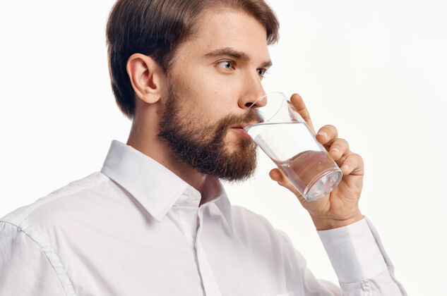 饮食一个男人的肖像用一杯水喝冷却光墙衬衫模型快乐透明手指