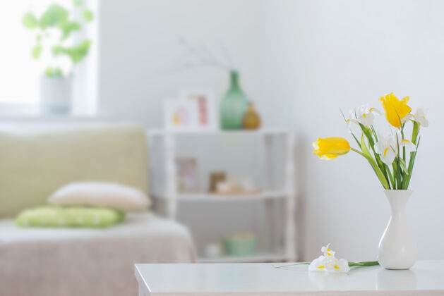 花白色的室内装饰有春天的花朵和装饰品室内灯光架子