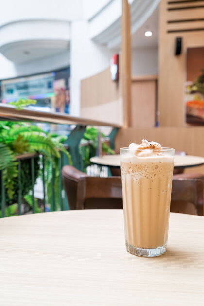 奶油咖啡店和餐厅的桌上放着浓缩咖啡摩卡意式浓缩咖啡泰式