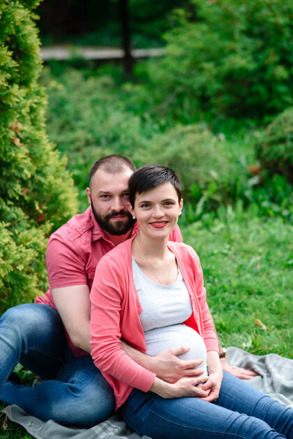 健康公园里怀孕的一家人快乐微笑怀孕肖像
