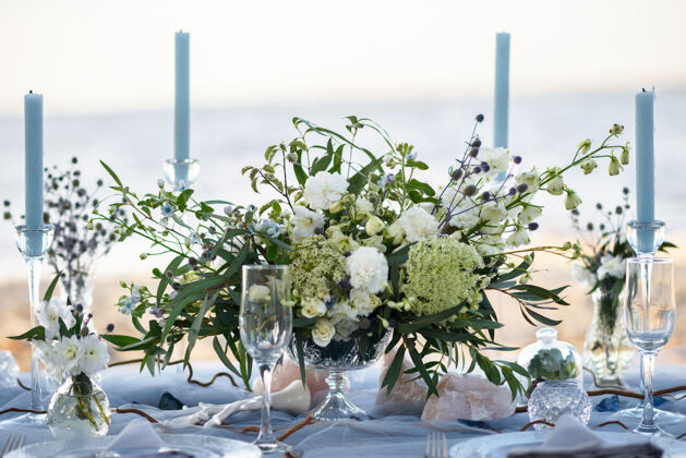 活动优雅的蓝色粉彩桌子设置为海滩婚礼木桌餐巾餐桌