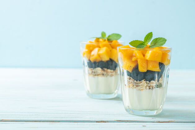 酸奶自制新鲜芒果和新鲜蓝莓配酸奶和果汁健康麦片美食风格食物浆果甜点
