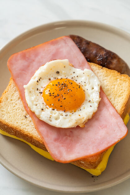 木头早餐自制面包烤芝士火腿炒鸡蛋配猪肉香肠菜肴猪肉奶酪