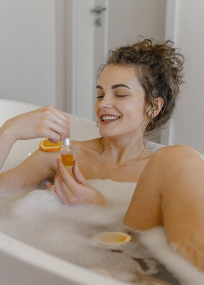 精华液在浴缸里用橘子片洗澡的女人房子浴缸女人