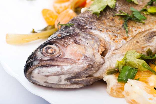 午餐蔬菜和香草烤鳟鱼晚餐洋葱鱼