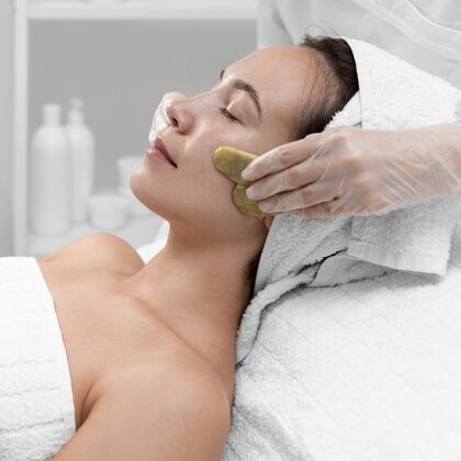 美容治疗美容师为女性客户做美容常规美容护理治疗女人