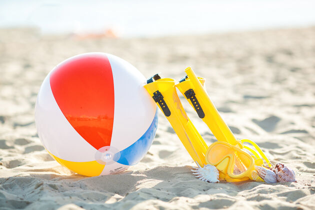 露天夏季墙.翻转器沙滩球躺在沙滩上水旅行海洋