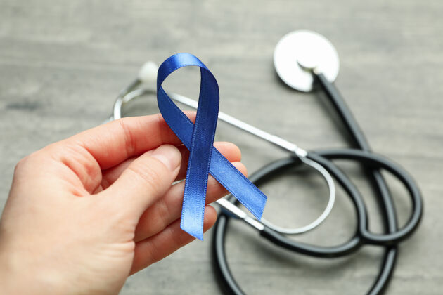医疗女性手持蓝色意识丝带 特写意识护理癌症