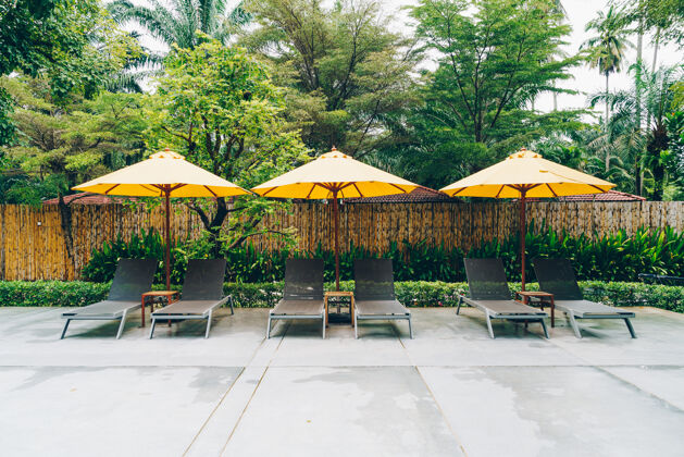 棕榈酒店度假村游泳池周围的雨伞和泳池床装饰酒店天空树