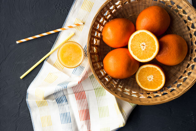 乡村一张黑桌子上放着新鲜的橙汁和橙子切割木材水果