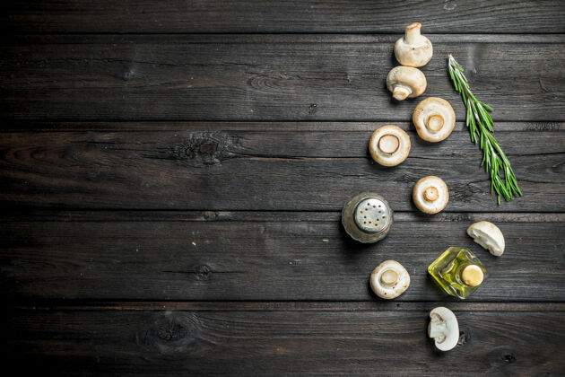 蔬菜木桌上放着胡椒油蘑菇新鲜的饮食配料