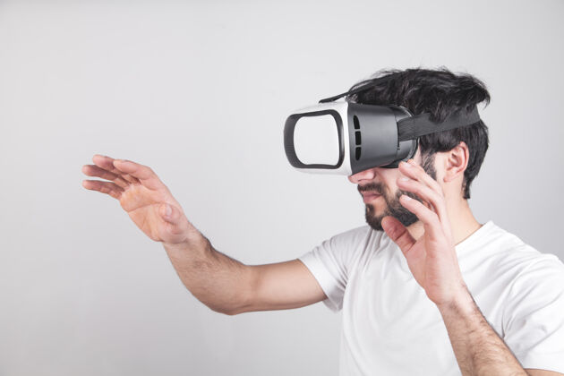 视觉戴着虚拟现实护目镜的男人活动小玩意看