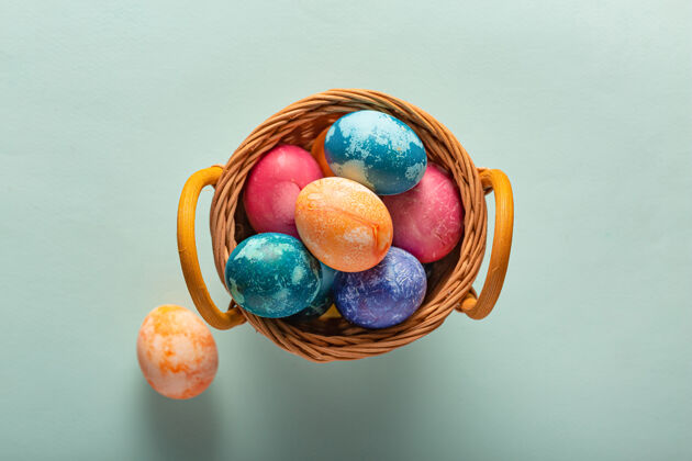春天蓝底篮子里的复活节彩蛋宗教节日木材