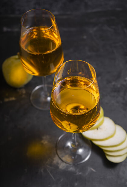 佐治亚用白葡萄酒酿造的琥珀色或橙色葡萄酒葡萄.in烈酒格拉斯格鲁吉亚语老工艺国酒餐厅饮料琥珀