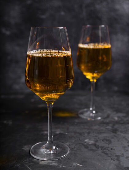 液体用白葡萄酒酿造的琥珀色或橙色葡萄酒葡萄.in烈酒格拉斯格鲁吉亚语老工艺国酒酒庄葡萄传统