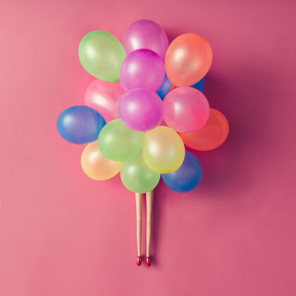 美丽娃娃腿与彩色气球粉彩粉红色的表面聚会自由配饰