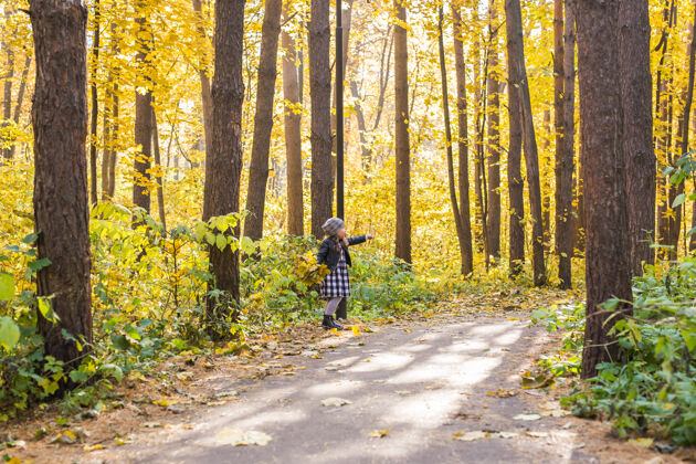 孩子快乐的小女孩在秋天公园散步树叶女性公园
