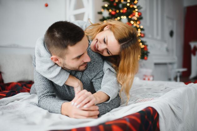 情侣顶视图的激情浪漫的情侣花时间在家里与花环新年前节日关系快乐