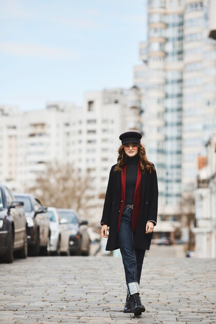 美丽户外春季写真 年轻优雅时尚的女人戴着时髦的太阳镜 红色外套和帽子走在欧洲城市的街道上年轻人季节女士