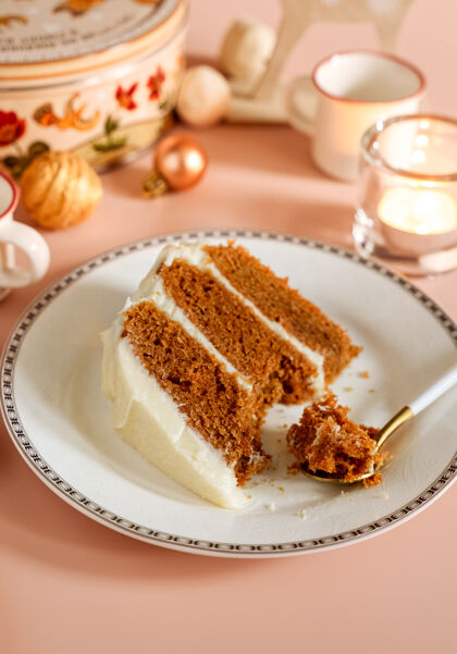胡萝卜蛋糕在白色盘子上放一块上釉的胡萝卜层蛋糕 有圣诞节的季节性背景新鲜块甜点