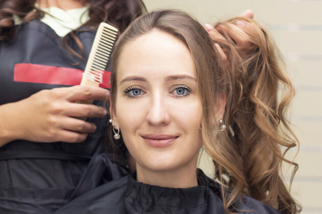发型女理发师 美女沙龙关门一个理发师在做发型专业美发师发型