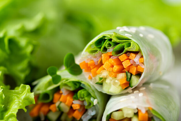 新鲜春卷配胡萝卜 黄瓜 葱和米粉 可选专注素食主义者健康食品理念生的亚洲人素食者