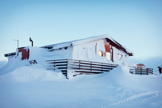 覆盖冰岛冬季暴风雪过后 家园被雪覆盖降雪准备天气