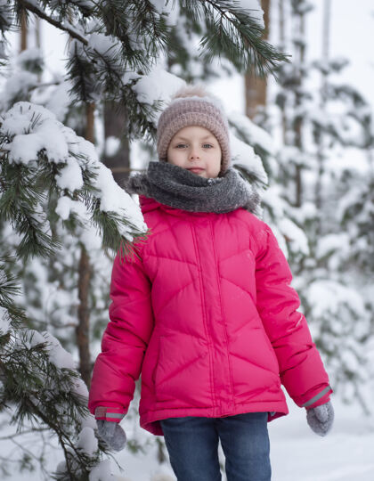 季节冬天的孩子一个小女孩 在外面玩冬天一个漂亮的冬天的孩子肖像快乐孩子 冬季户外乐趣树年轻微笑