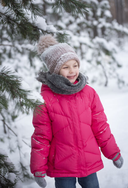孩子冬天的孩子一个小女孩 在外面玩冬天一个漂亮的冬天的孩子肖像快乐孩子 冬季户外乐趣一月小雪花