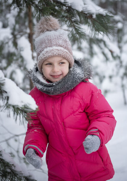 童年冬天的孩子一个小女孩 在外面玩冬天一个漂亮的冬天的孩子肖像快乐孩子 冬季户外乐趣十二月公园围巾