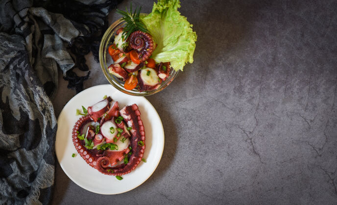蔬菜章鱼沙拉蔬菜 新鲜健康的海鲜沙拉鱿鱼和章鱼触手晚餐叶子食物
