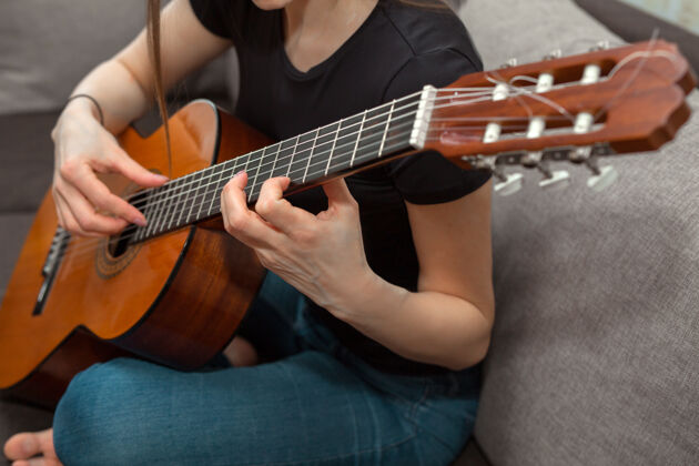 演奏在家弹吉他的女人声学休闲爱好