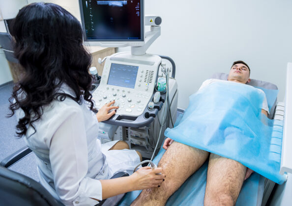 年轻医生用超声波扫描仪检查受伤的膝盖研究健康诊断