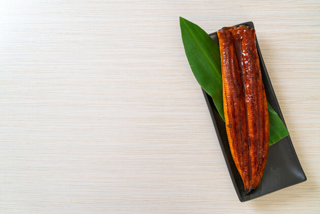 日本烤鳗或烤鱼配酱汁（kabayaki）…日本料理烤肉日本食物海鲜