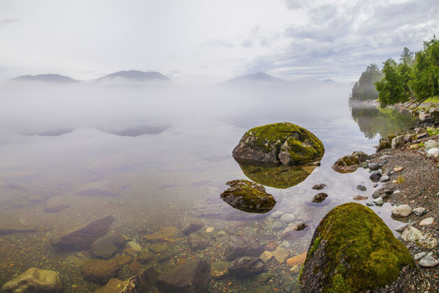 海湾阿尔泰山脉的泰勒茨科耶湖清晨多雾夏天雾平静