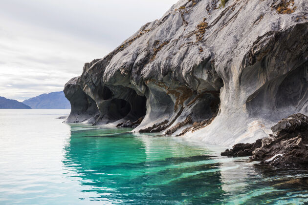 波浪在智利巴塔哥尼亚卡雷拉将军湖上的不寻常的大理石洞穴皮划艇地标自然