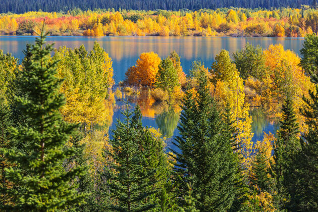 逃脱秋天美丽的湖泊灵感自然山